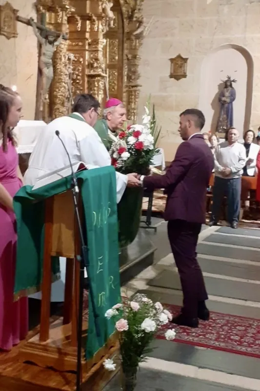 Foto 2 - Nueve j&oacute;venes de Villaflores reciben la Confirmaci&oacute;n de manos del obispo de Salamanca
