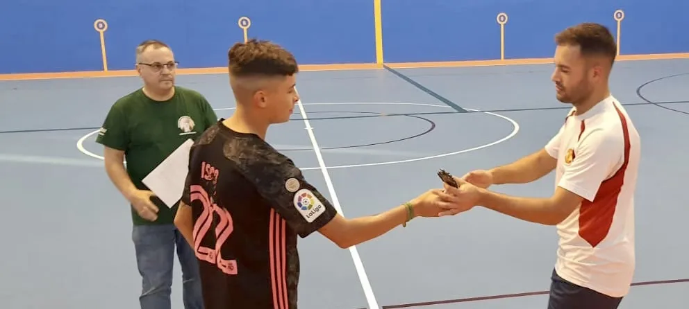 Foto 9 - Cofrades, p&uacute;blico y equipos llevan al &eacute;xito al IV Torneo de F&uacute;tbol Sala &lsquo;Virgen de la Esperanza&rsquo;