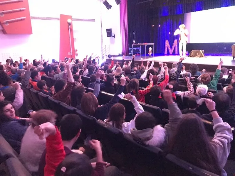 Foto 7 - Peque&ntilde;os y mayores disfrutan en Vitigudino con la actuaci&oacute;n del mago Miguel de Lucas