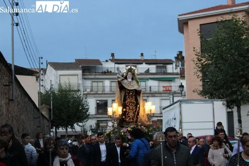Foto 11 - Alba de Tormes se despide con emoci&oacute;n de Santa Teresa