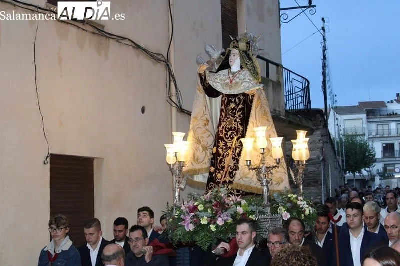 Foto 10 - Alba de Tormes se despide con emoci&oacute;n de Santa Teresa