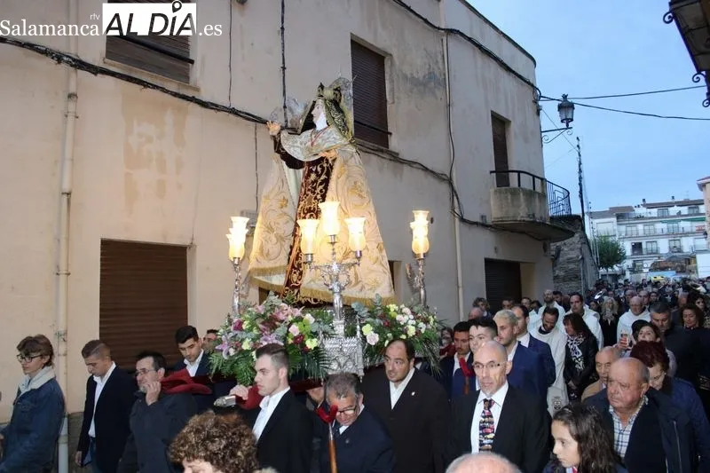 Foto 9 - Alba de Tormes se despide con emoci&oacute;n de Santa Teresa