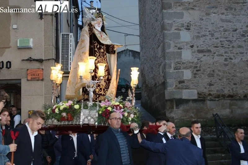 Foto 8 - Alba de Tormes se despide con emoci&oacute;n de Santa Teresa