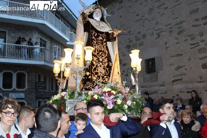 Foto 7 - Alba de Tormes se despide con emoci&oacute;n de Santa Teresa