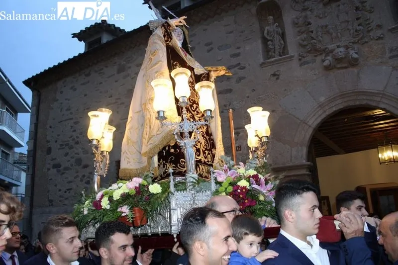 Foto 6 - Alba de Tormes se despide con emoci&oacute;n de Santa Teresa