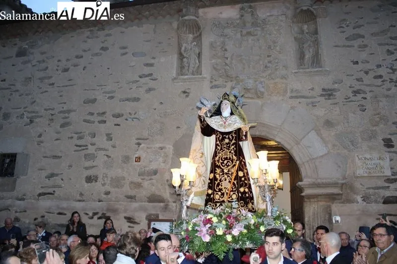 Foto 5 - Alba de Tormes se despide con emoci&oacute;n de Santa Teresa