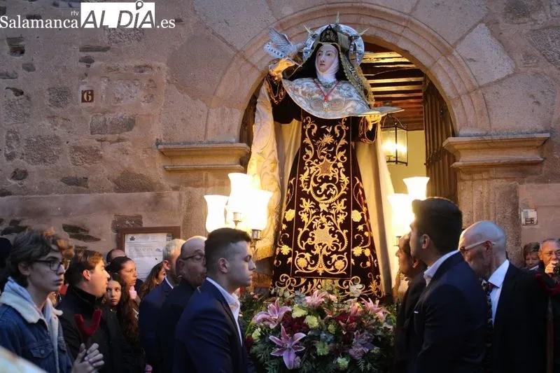 Foto 4 - Alba de Tormes se despide con emoci&oacute;n de Santa Teresa