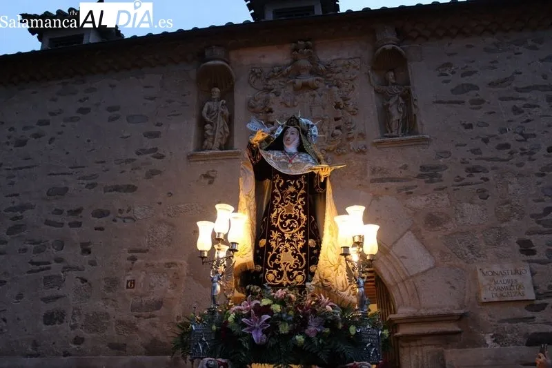 Foto 3 - Alba de Tormes se despide con emoci&oacute;n de Santa Teresa
