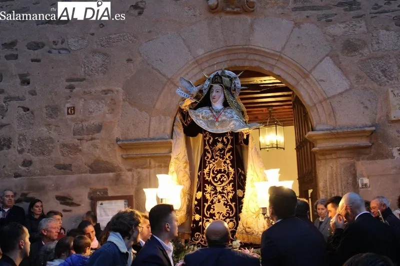 Foto 2 - Alba de Tormes se despide con emoci&oacute;n de Santa Teresa