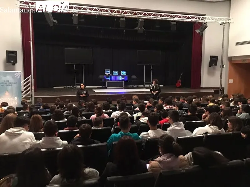 Finalizada la representación, actores y alumnos protagonizaron un coloquiio csobre el contenido de la obra
