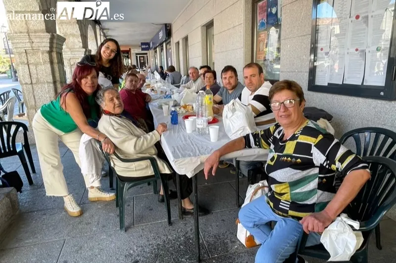 La plaza de la Constituciòn acogía la gran paellada de San Miguel 