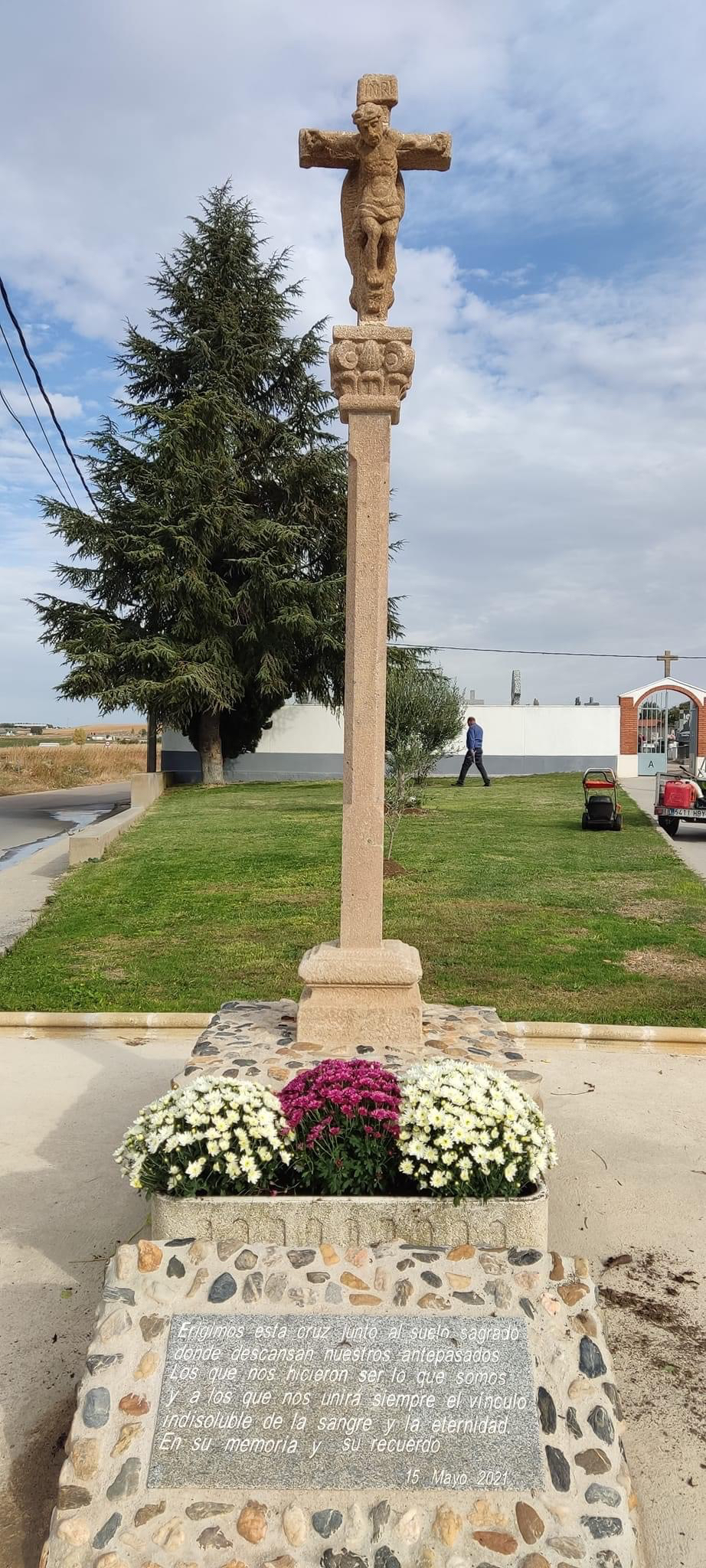 Villoria mejora el entorno de su cementerio municipal