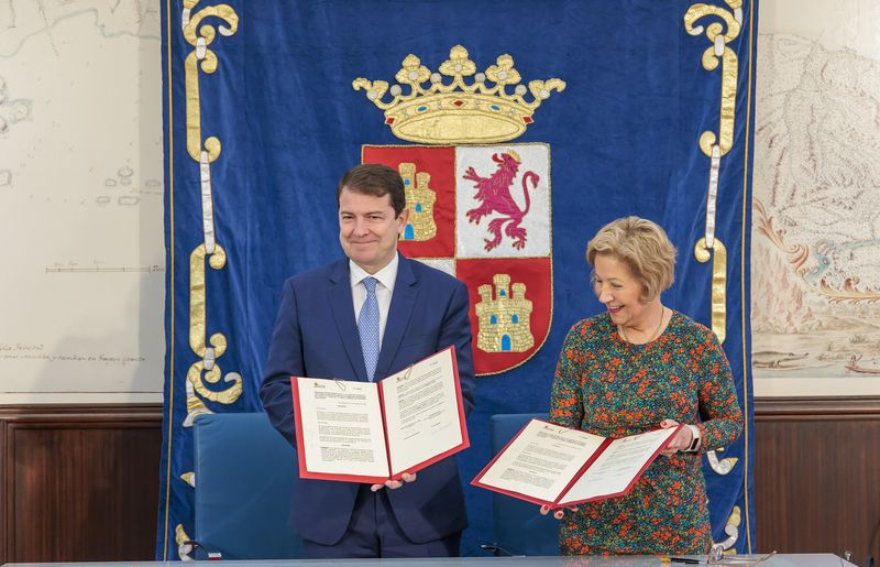 Acto de firma del protocolo entre la Junta de Castilla y León y la empresa InoBat. 