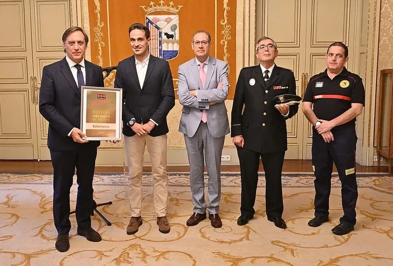 Entrega al alcalde de Salamanca de la ‘Placa de Oro de la Seguridad’