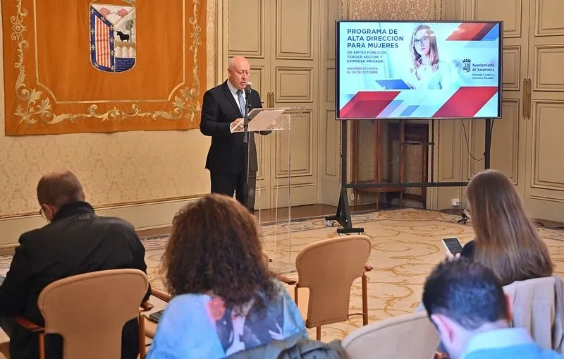 Presentación en el Ayuntamiento del Programa de Alta Dirección para Mujeres, con la presencia del concejal de Promoción Económica, Juan José Sánchez Alonso
