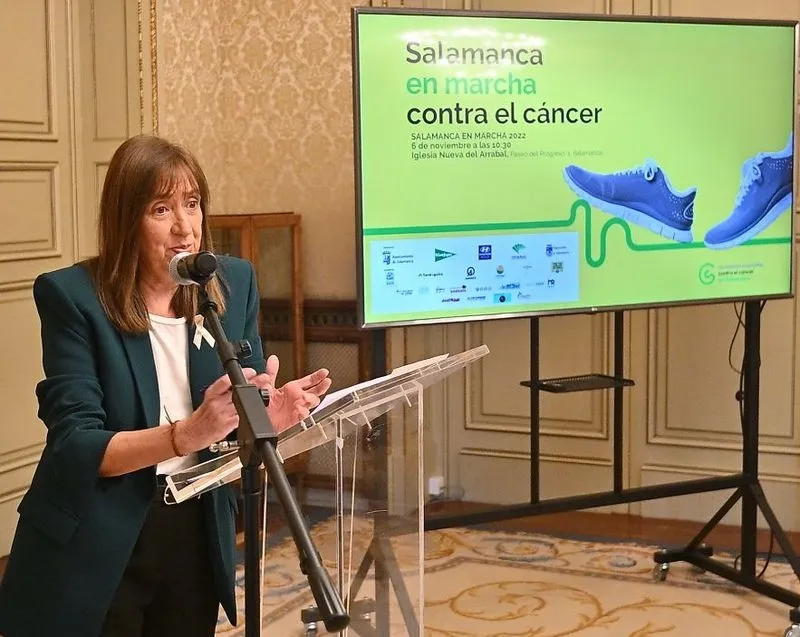 La concejala de Salud Pública, María José Fresnadillo, y el gerente de la Asociación Española contra el Cáncer en Salamanca, Roberto Martín, en la presentación de la Marcha contra el cáncer