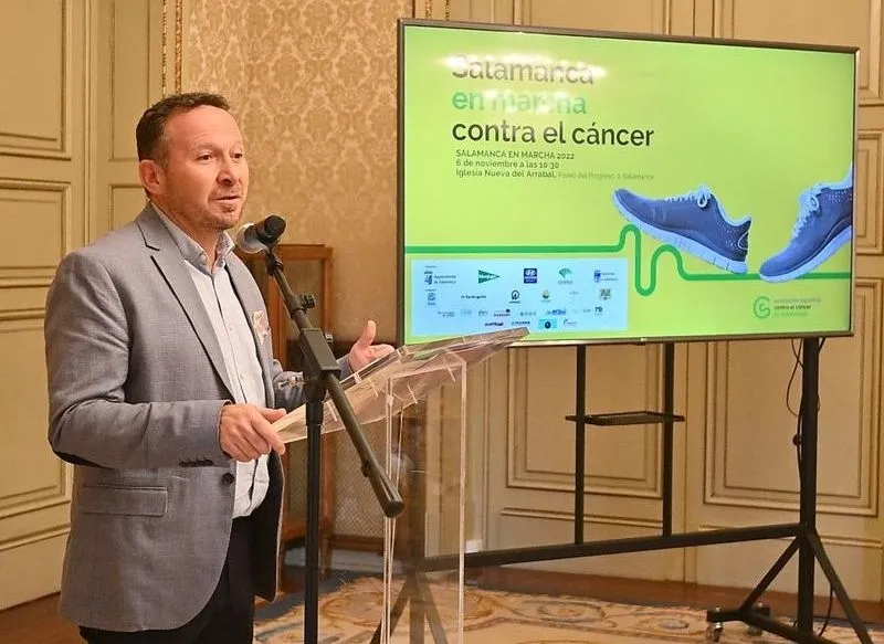 La concejala de Salud Pública, María José Fresnadillo, y el gerente de la Asociación Española contra el Cáncer en Salamanca, Roberto Martín, en la presentación de la Marcha contra el cáncer
