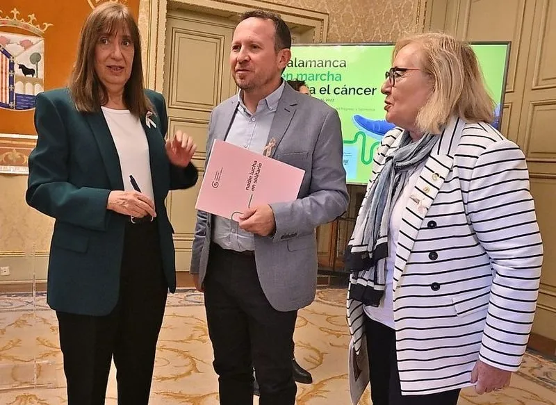 La concejala de Salud Pública, María José Fresnadillo, y el gerente de la Asociación Española contra el Cáncer en Salamanca, Roberto Martín, en la presentación de la Marcha contra el cáncer