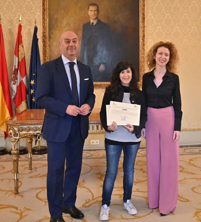 Entrega de certificados a los 10 alumnos que han participado en el Programa Mixto de Formación y Empleo ‘OTIUM HELMÁNTICA’ 