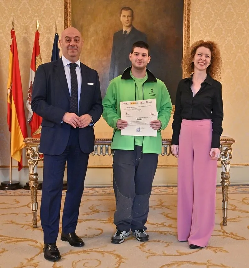Entrega de certificados a los 10 alumnos que han participado en el Programa Mixto de Formación y Empleo ‘OTIUM HELMÁNTICA’ 