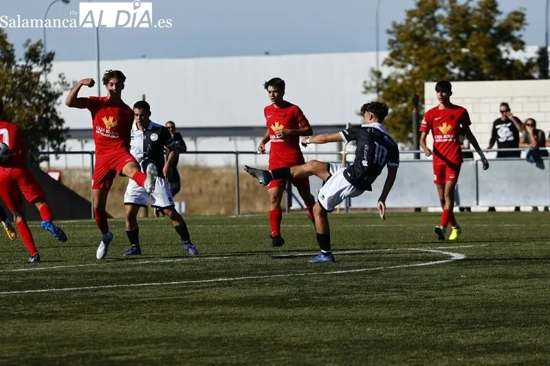 Foto 7 - El Santa Marta se impone a Unionistas en un derbi repleto de goles (2-4)