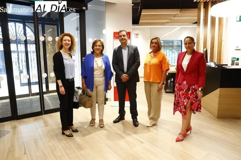 Formación para mayores para combatir la brecha digital en el Work Café Banco Santander