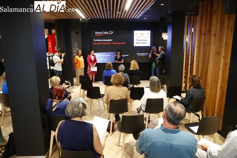 Formación para mayores para combatir la brecha digital en el Work Café Banco Santander