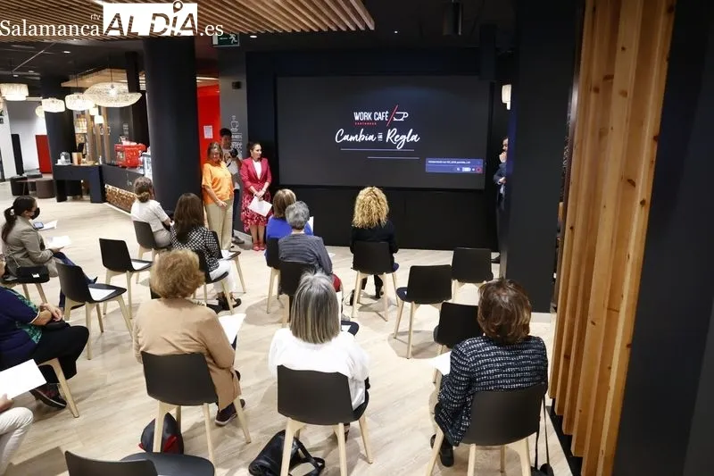 Formación para mayores para combatir la brecha digital en el Work Café Banco Santander