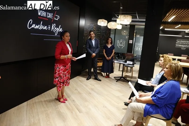 Formación para mayores para combatir la brecha digital en el Work Café Banco Santander