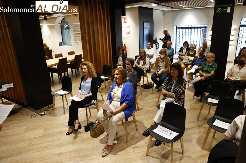 Formación para mayores para combatir la brecha digital en el Work Café Banco Santander