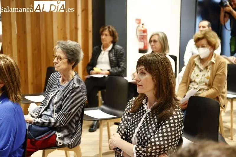 Formación para mayores para combatir la brecha digital en el Work Café Banco Santander