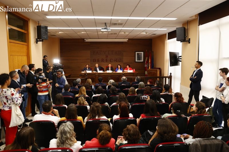 Acto en la Facultad de Derecho con la presencia del expresidente Rodríguez Zapatero