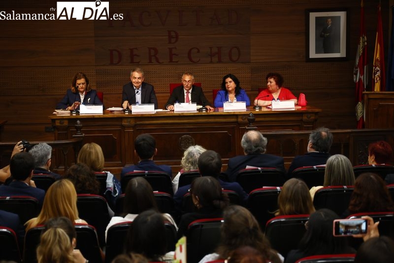 Acto en la Facultad de Derecho con la presencia del expresidente Rodríguez Zapatero