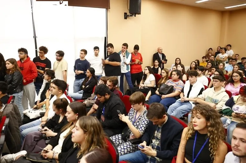 Acto en la Facultad de Derecho con la presencia del expresidente Rodríguez Zapatero