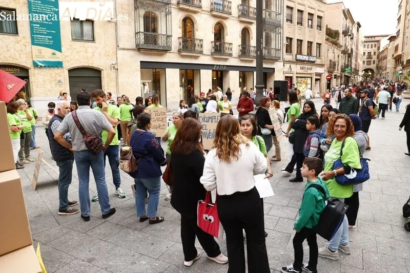 Acto en la Plaza del Liceo de Salamanca con motivo del Día Mundial del Trabajo Decente. Fotos:  David Sañudo