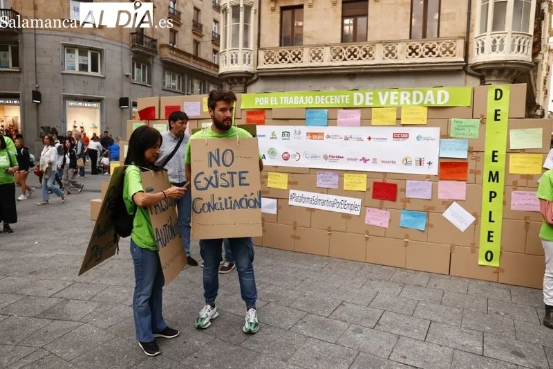 Acto en la Plaza del Liceo de Salamanca con motivo del Día Mundial del Trabajo Decente. Fotos:  David Sañudo