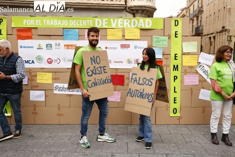 Acto en la Plaza del Liceo de Salamanca con motivo del Día Mundial del Trabajo Decente. Fotos:  David Sañudo