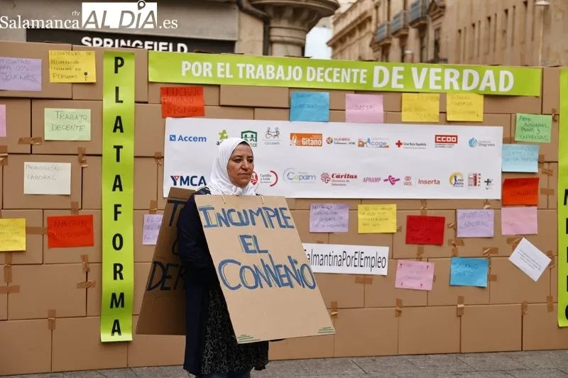 Acto en la Plaza del Liceo de Salamanca con motivo del Día Mundial del Trabajo Decente. Fotos:  David Sañudo