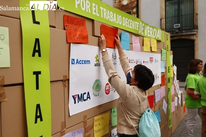 Acto en la Plaza del Liceo de Salamanca con motivo del Día Mundial del Trabajo Decente. Fotos:  David Sañudo
