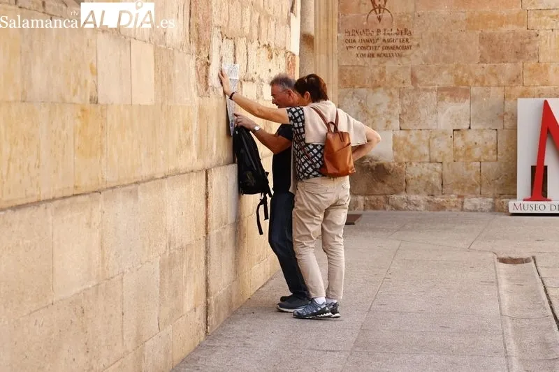 Salmantinos y turistas, en la mañana de este domingo por el centro de Salamanca