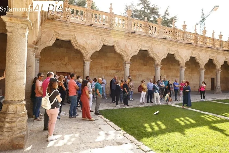 Salmantinos y turistas, en la mañana de este domingo por el centro de Salamanca