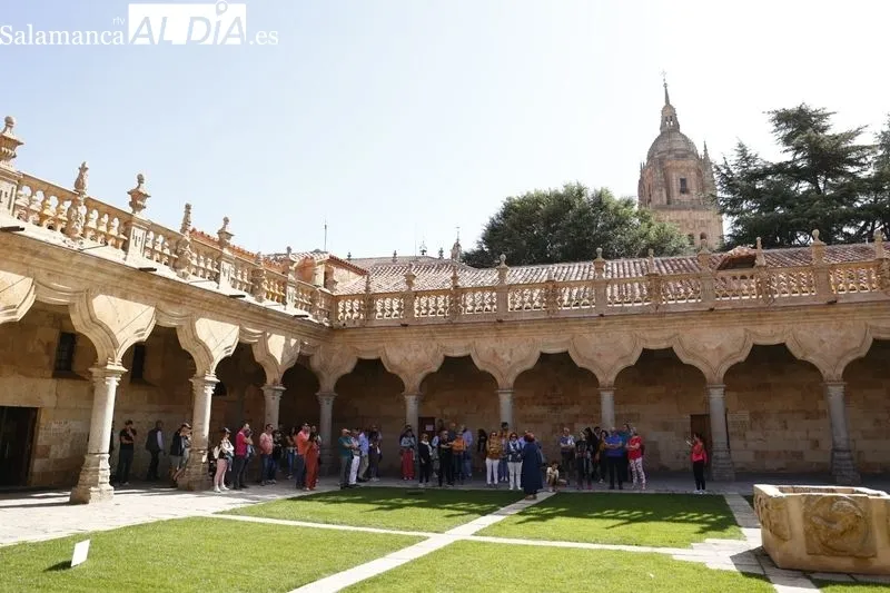 Salmantinos y turistas, en la mañana de este domingo por el centro de Salamanca