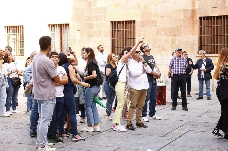 Salmantinos y turistas, en la mañana de este domingo por el centro de Salamanca