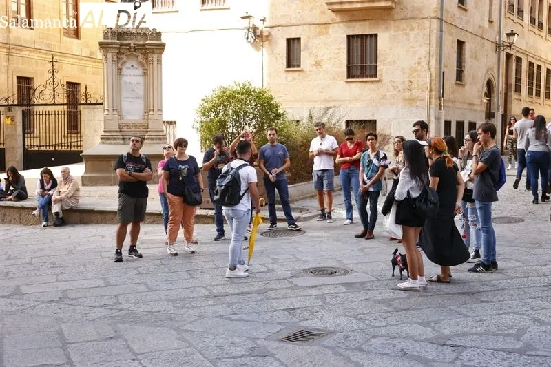 Salmantinos y turistas, en la mañana de este domingo por el centro de Salamanca