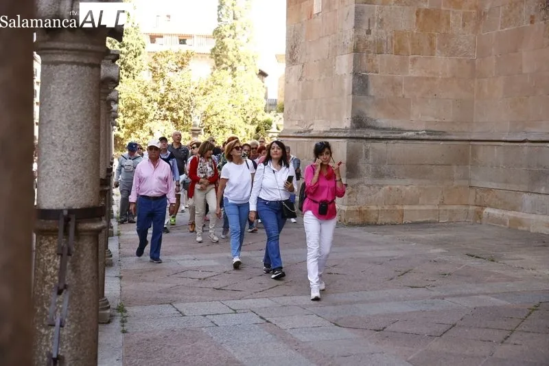 Salmantinos y turistas, en la mañana de este domingo por el centro de Salamanca