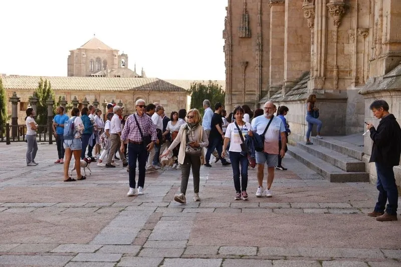 Salmantinos y turistas, en la mañana de este domingo por el centro de Salamanca