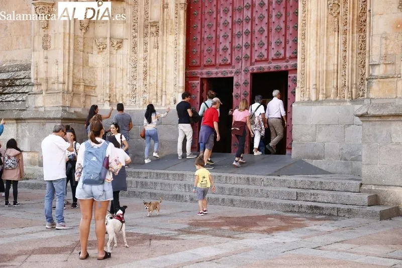 Salmantinos y turistas, en la mañana de este domingo por el centro de Salamanca