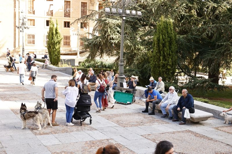 Salmantinos y turistas, en la mañana de este domingo por el centro de Salamanca