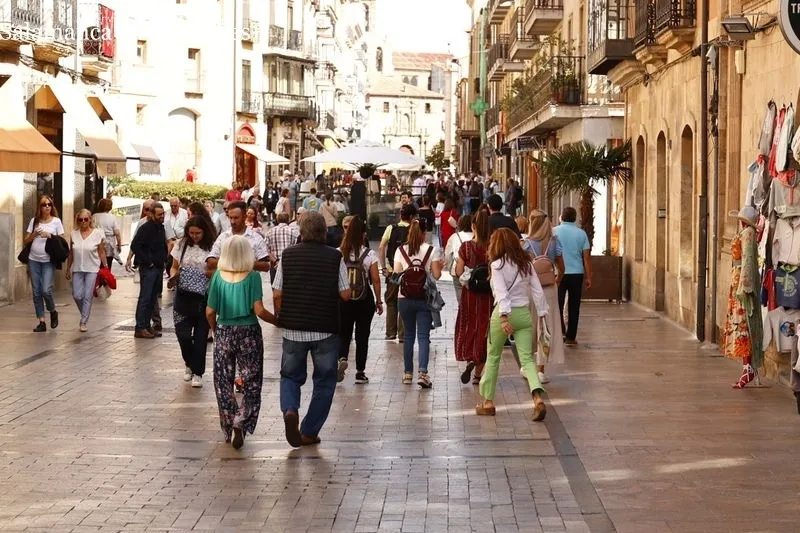 Salmantinos y turistas, en la mañana de este domingo por el centro de Salamanca