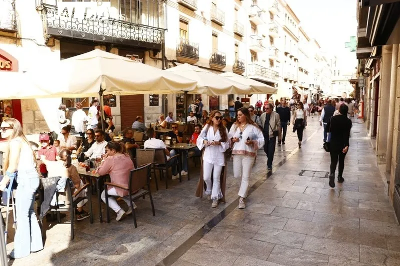 Salmantinos y turistas, en la mañana de este domingo por el centro de Salamanca